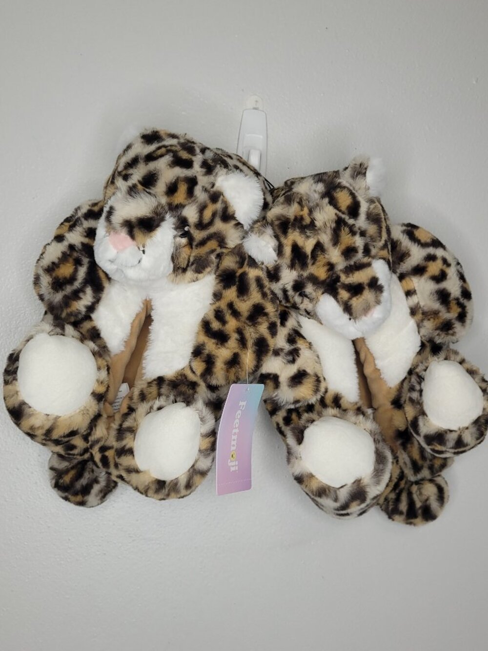 Feetmoji Cheetah Slippers Size 11/12 NWT cozy casual